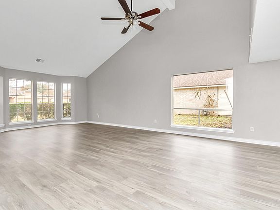 3rd image of 15307 Oak Terrace Dr