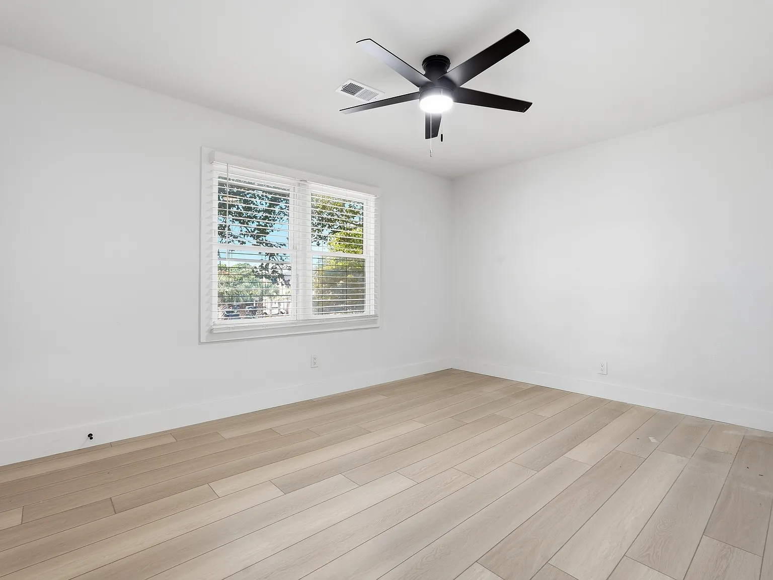 2 bed, 1.5 bath, 1000 sqft, $1,575 — Photo 2