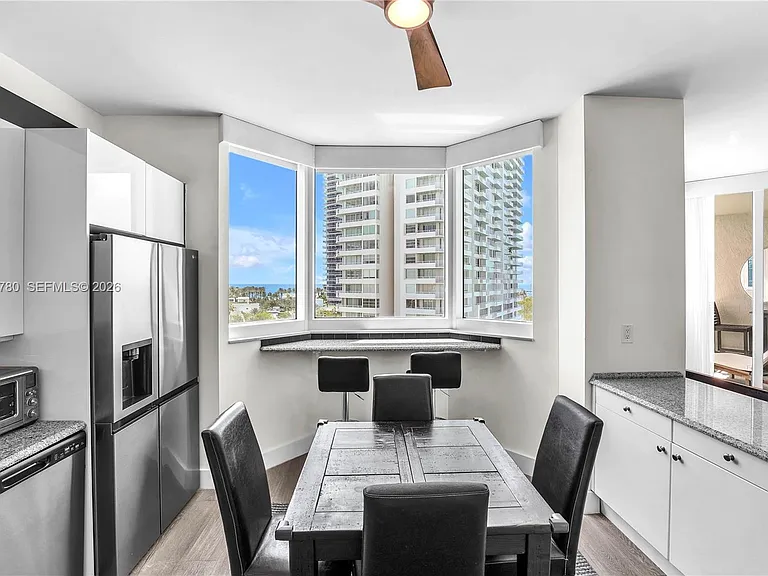 300 S Pointe Dr #809 — Photo 11