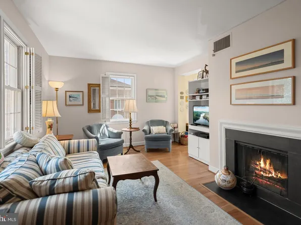 1211 N Pitt St APT 3A, Alexandria, VA 22314