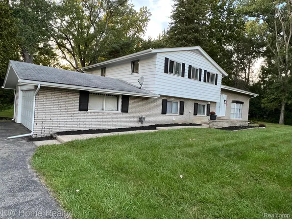 29989 Woodhaven Ln, Southfield, MI 48076