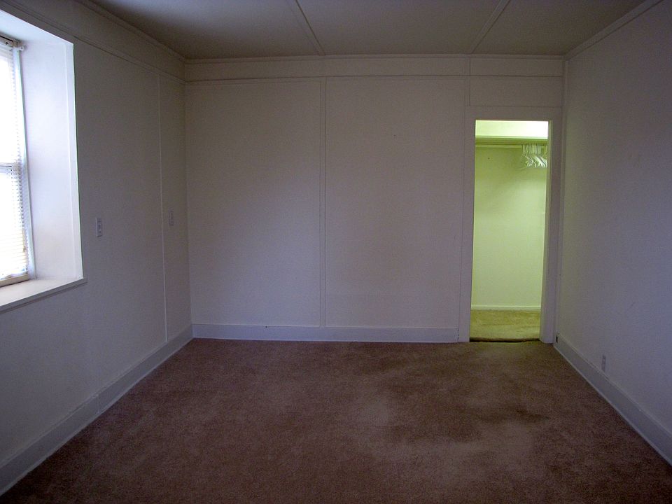 Bedroom w/ walk in closet