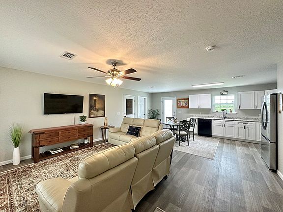 4th image of 1001 Evergreen Ave