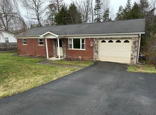 139 Roop Dr, Mount Hope, WV 25880