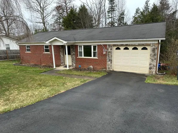 139 Roop Dr, Mount Hope, WV 25880