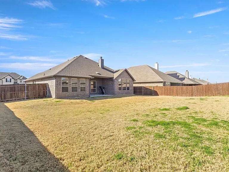 104 Colonial Dr — Photo 5