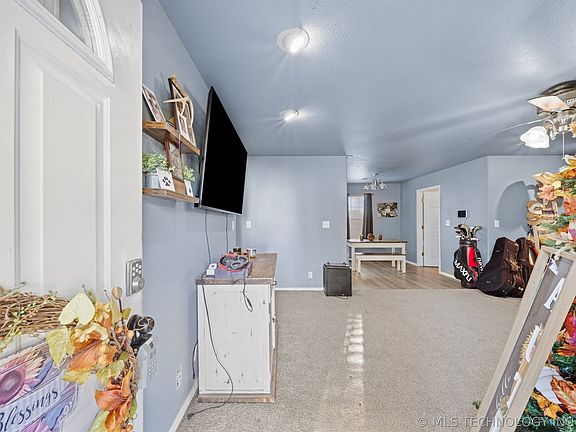 5th image of 221 N Hickory St