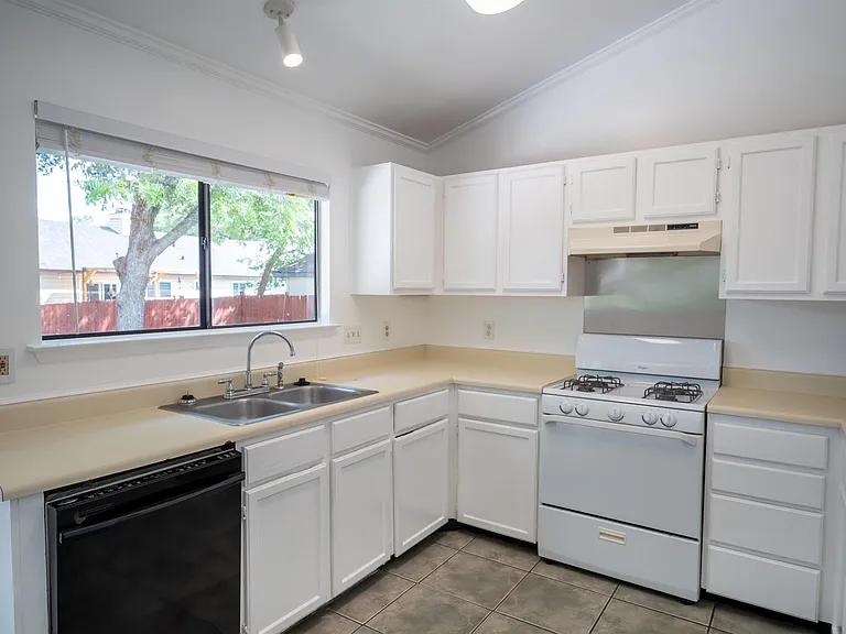 1601 Primrose Trl — Photo 6