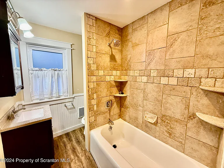 22 N Goodwin Ave — Photo 10