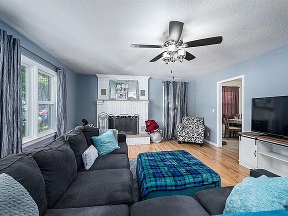 5th image of 904 Somers St
