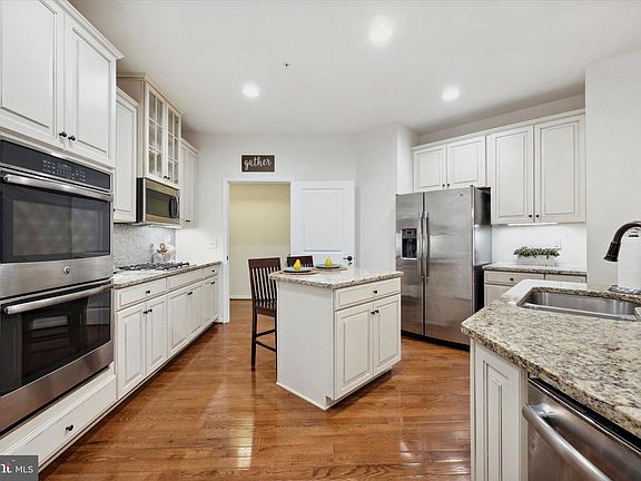 3rd image of 115 Shire Dr