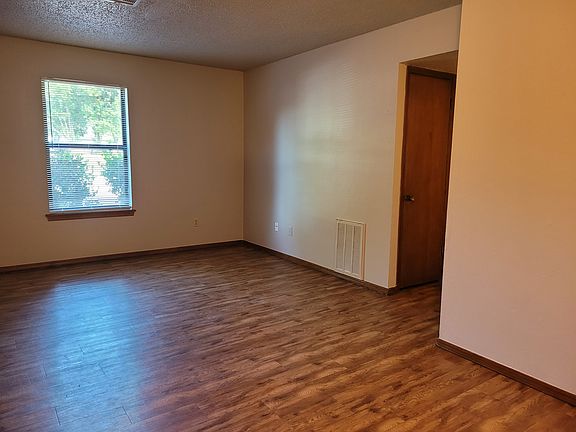 4th image of 316 Vicksburg Cir APT 2