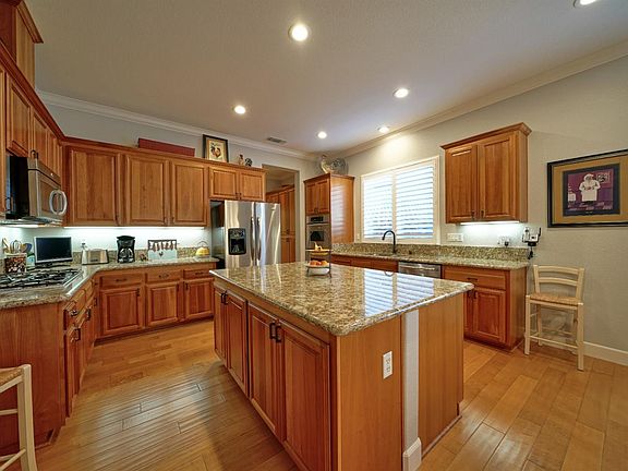3rd image of 402 Seasons Ct