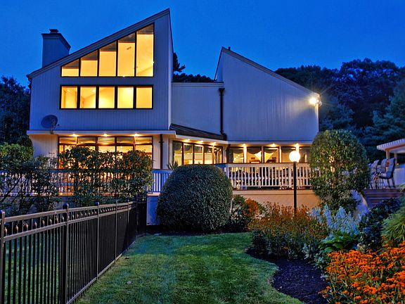 3rd image of 10 Saint Andrews Ct