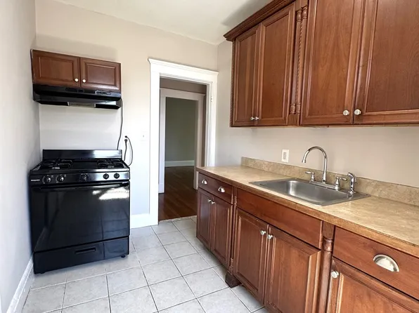 15 Huss Ct APT 306, Lynn, MA 01905
