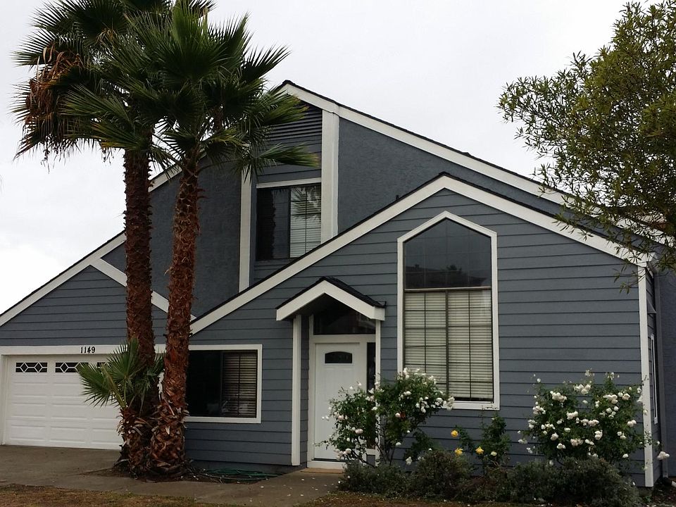 Gorgeous exterior with brand new roof and sidings.