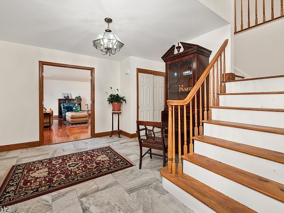 5th image of 10 Warwick Dr