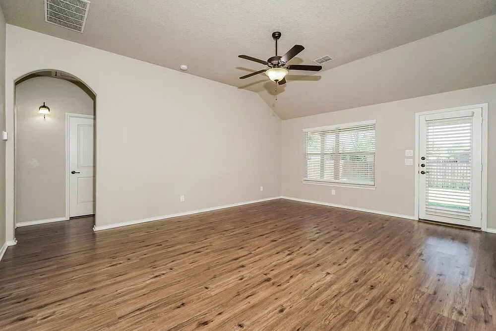 3 bed, 2.0 bath, 1804 sqft, $3,205 — Photo 4