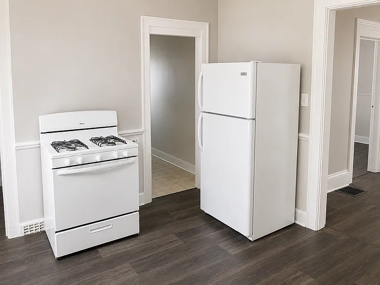 Updated, spacious 2 bedroom, 1 bathroom first floor apartment in the transforming Belknap neighbo... — Photo 6