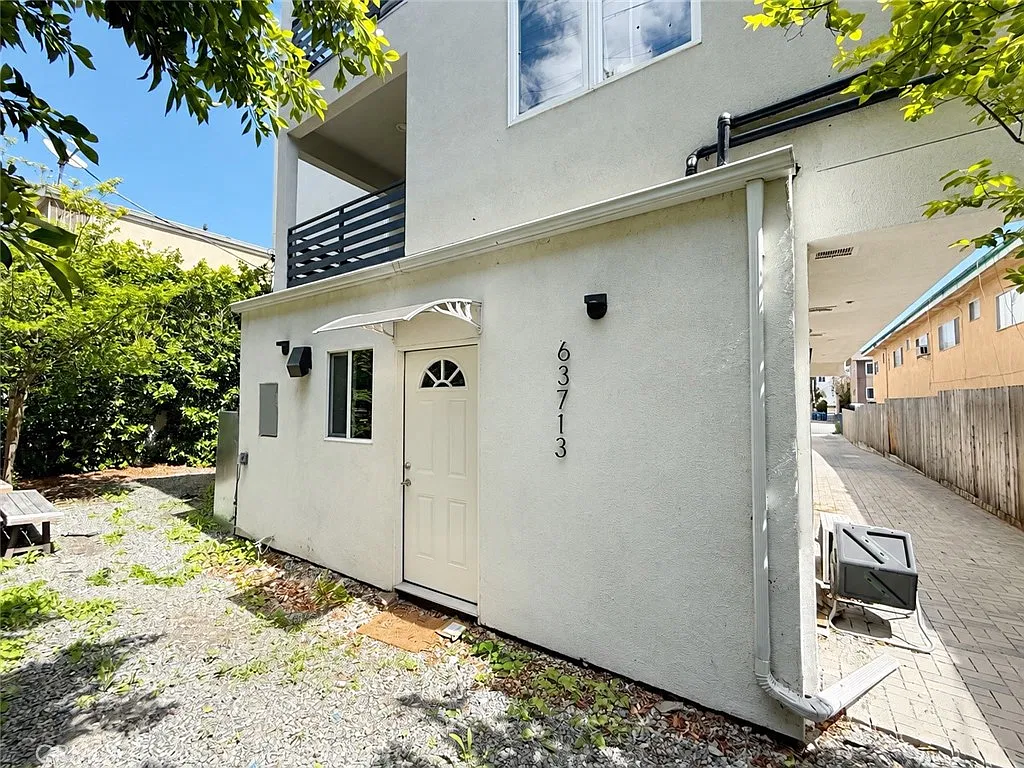 Studio, 300 sqft, $1,695 — Photo 2