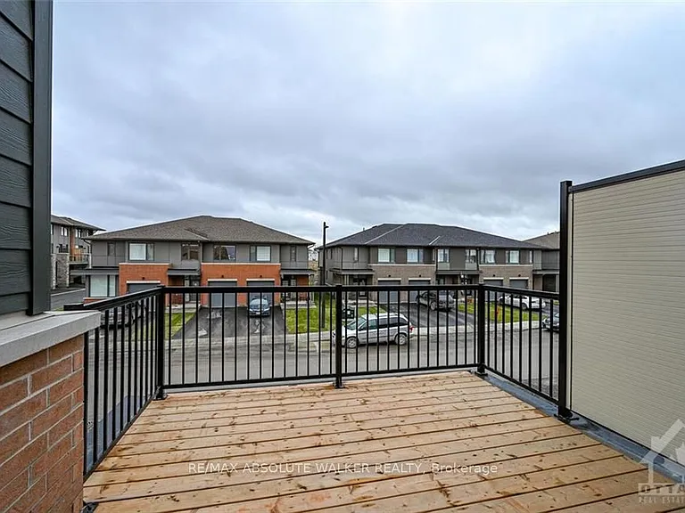 321 Squadron Cres — Photo 12