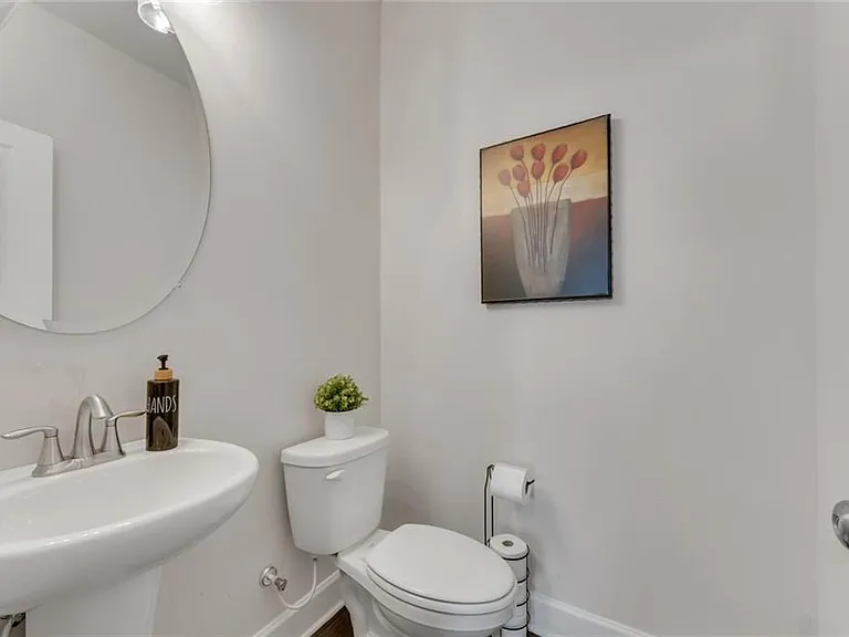 624 Spadina Rd — Photo 16