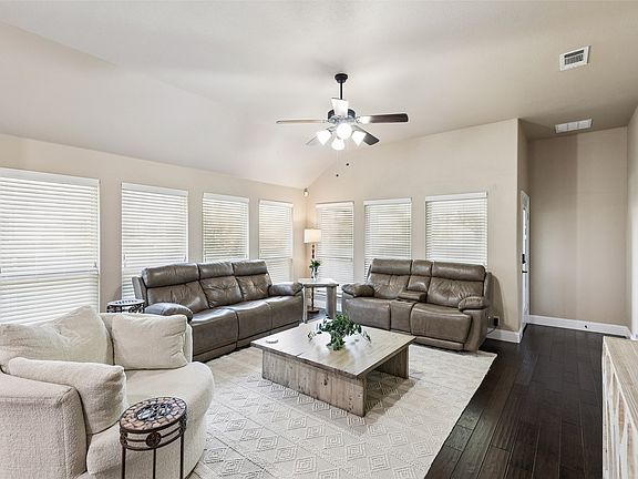 3rd image of 909 Calder Ct
