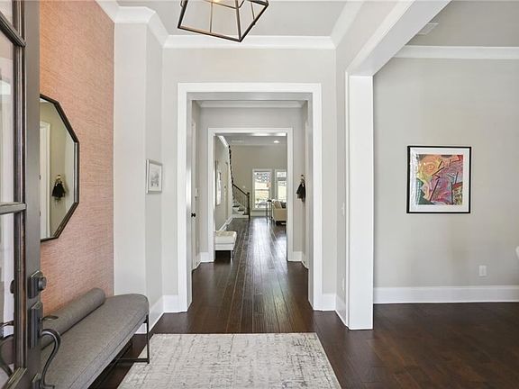3rd image of 6514 Creekview Cir