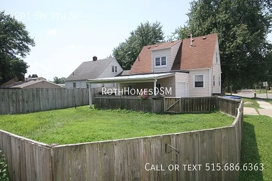 Large 4 bedroom home with Attached Garage — Photo 3