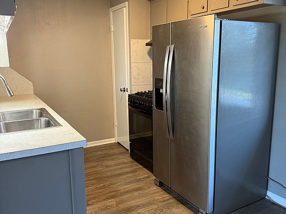 2nd image of 4735 Parkland St