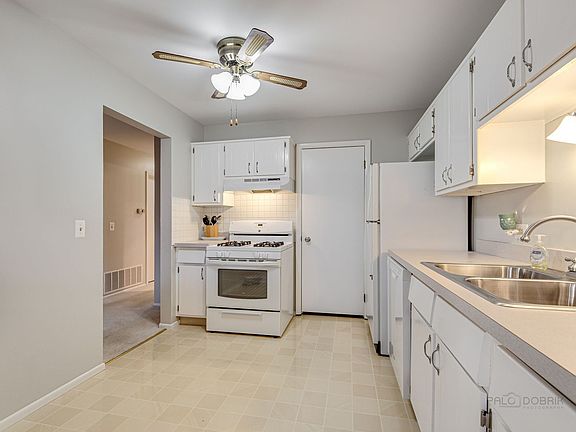 5th image of 48 Lambert Dr Unit C2