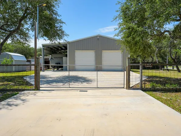 102 W Maple St, Rockport, TX 78382