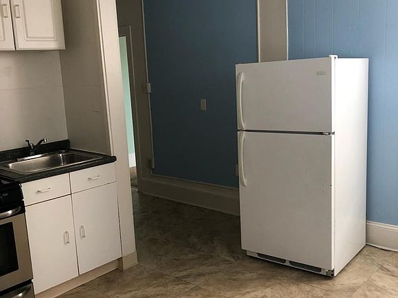 2nd image of 816 W 11th St APT 3