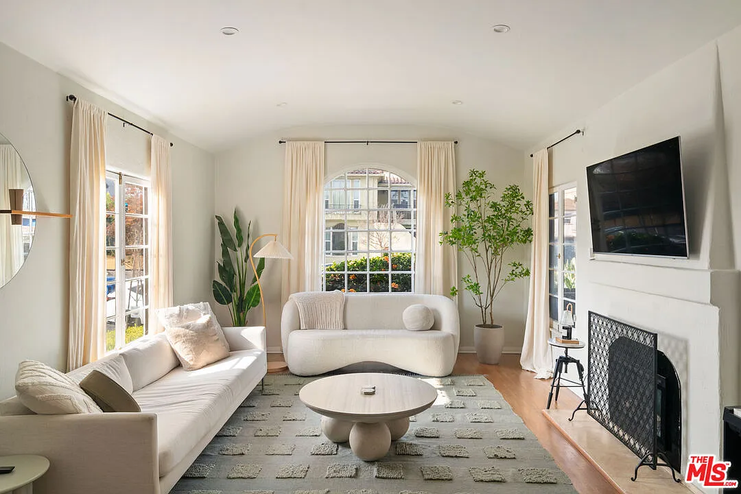 2 bed, 2.0 bath, 1250 sqft, $5,345 — Photo 3