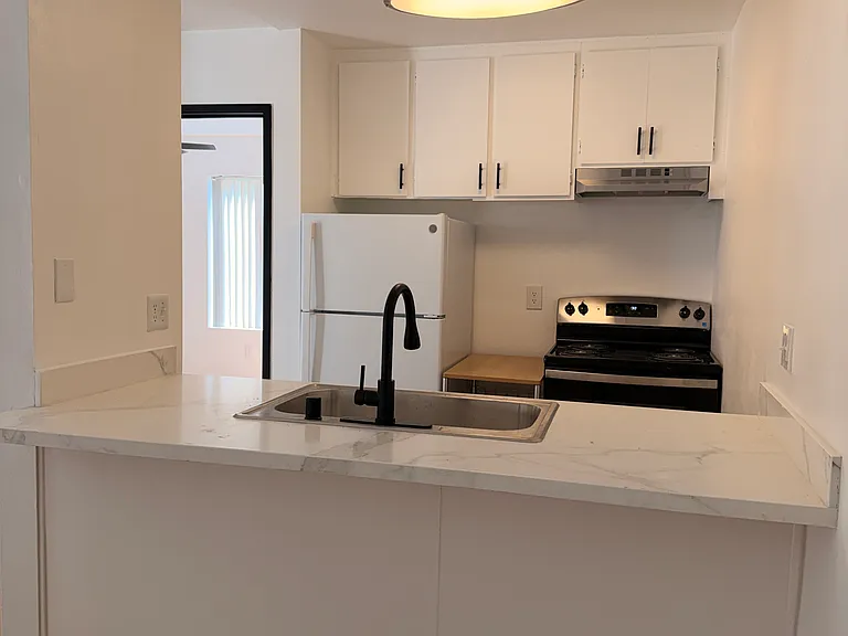 Salt & Vine Oceanside Apartments — Photo 27