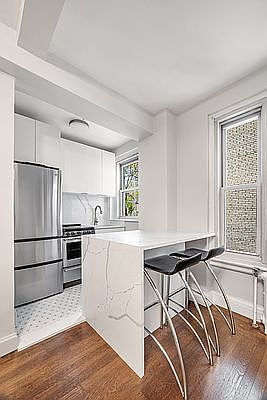 1st image of 325 W 45th St #518