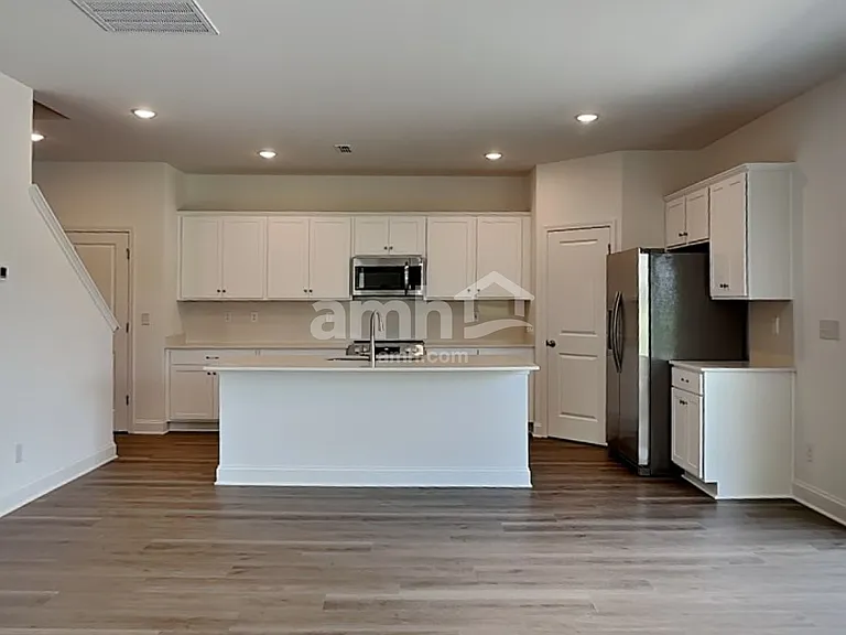 1128 Livengood Way — Photo 3