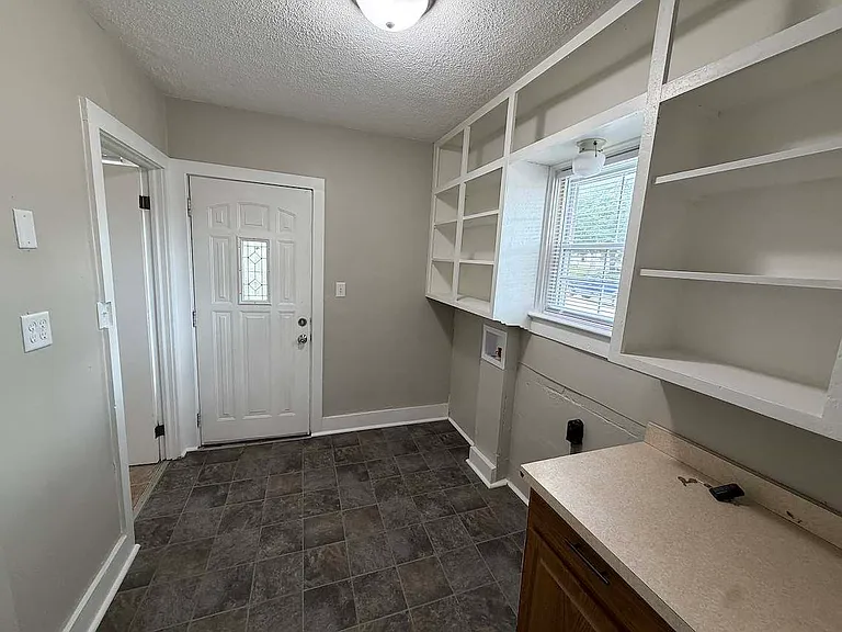 302 Glen St — Photo 7