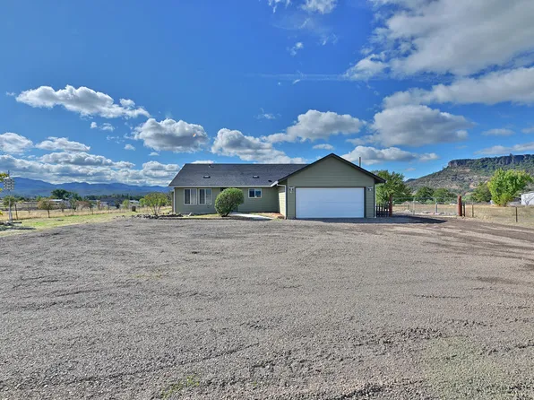 7521 High Banks Rd, Central Point, OR 97502