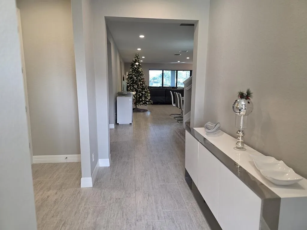 5 bed, 5.0 bath, 4284 sqft, $8,800 — Photo 4