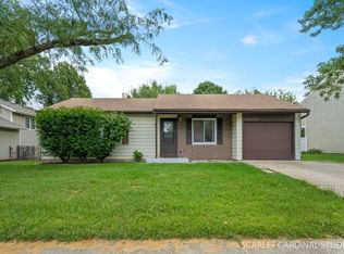2S211 Sanchez Dr, Warrenville, IL 60555