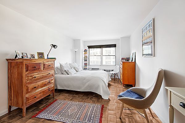1st image of 14 Horatio St APT 6D