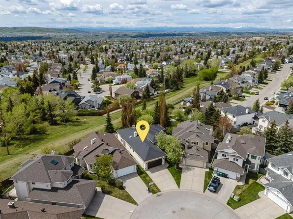 121 N Scenic View Bay NW, Calgary, AB T3L 1Z7