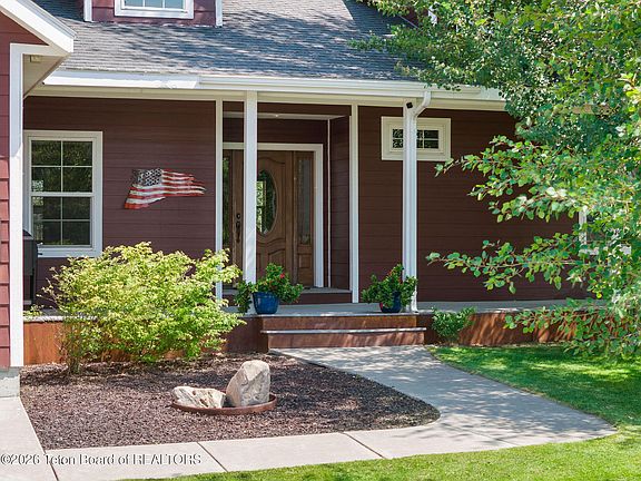 4th image of 8841 Aurora Dr