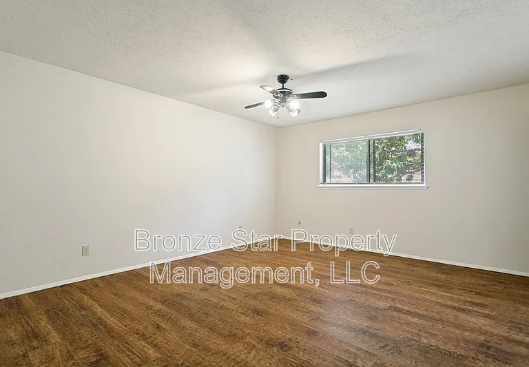 1429 Whitehall Dr — Photo 10