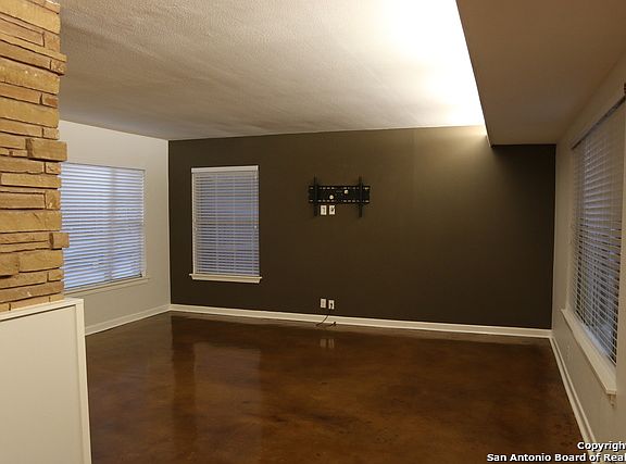 2nd image of 402 W Glenview Dr
