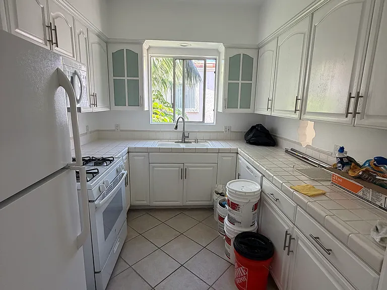 217 S Doheny Dr #5 — Photo 9