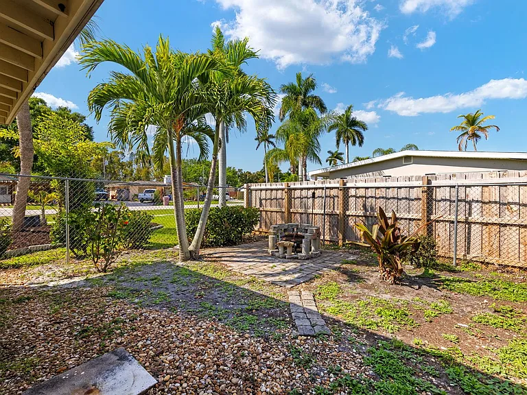 1561 Maravilla Ave — Photo 27