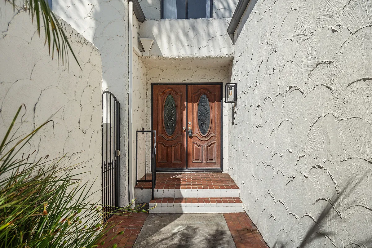 3 bed, 2.5 bath, 2850 sqft, $5,850 — Photo 3