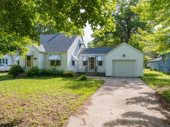 705 N Carver St, Winthrop, MN 55396